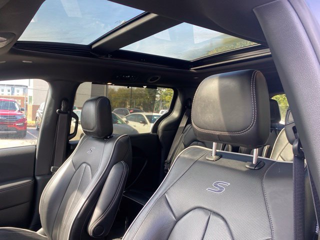 Used 2026 Chrysler Pacifica Limited w/ S Appearance Package FWD image 9