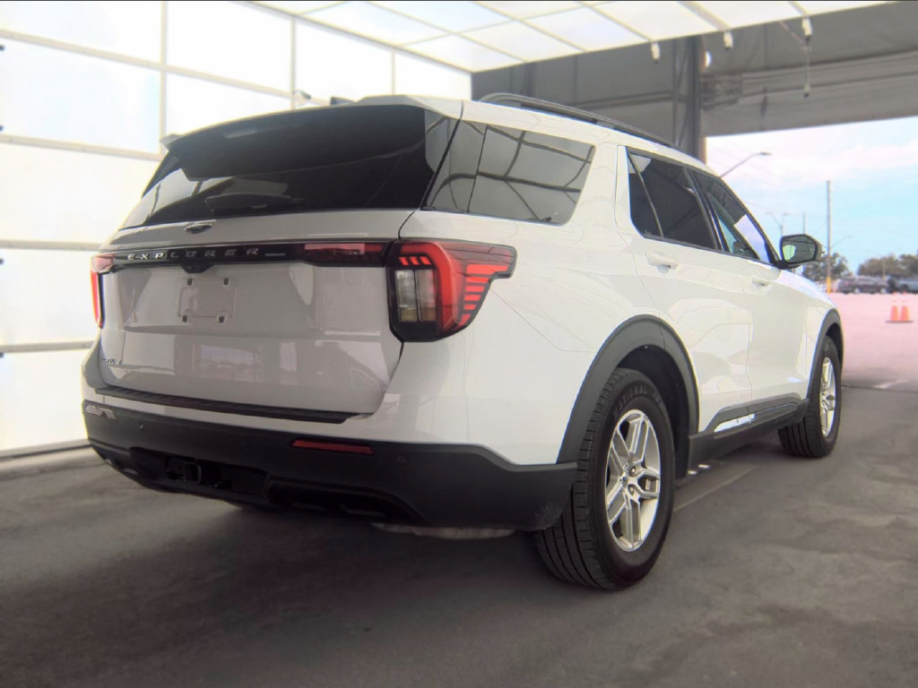 Used 2025 Ford Explorer Active RWD image 2