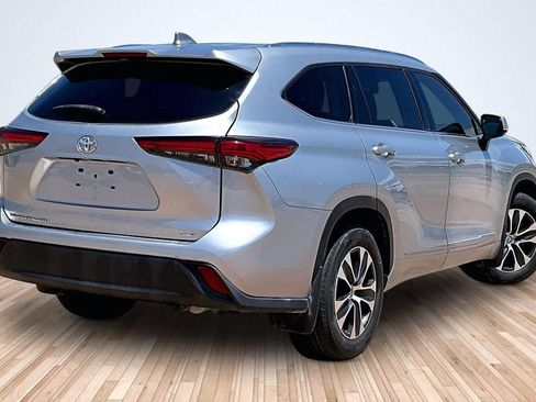 Used 2021 Toyota Highlander XLE FWD image 2