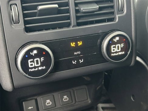 Used 2024 Land Rover Discovery S image 23