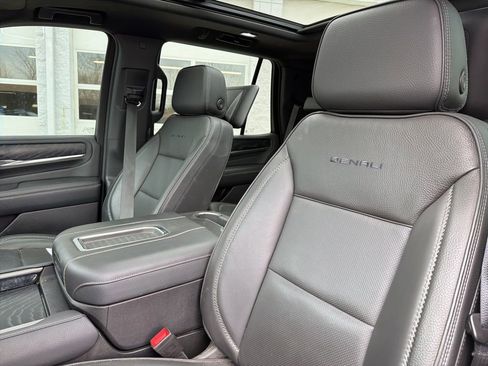 Used 2023 GMC Yukon Denali w/ Denali Reserve Package image 10