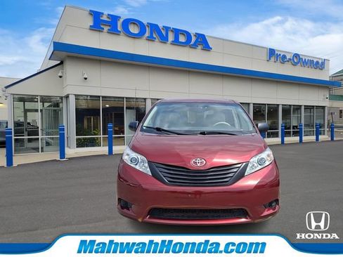 Used 2011 Toyota Sienna w/ Towing Pkg FWD image 2