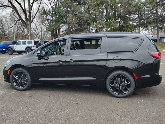New 2026 Chrysler Pacifica Select w/ S Appearance Package FWD image 5