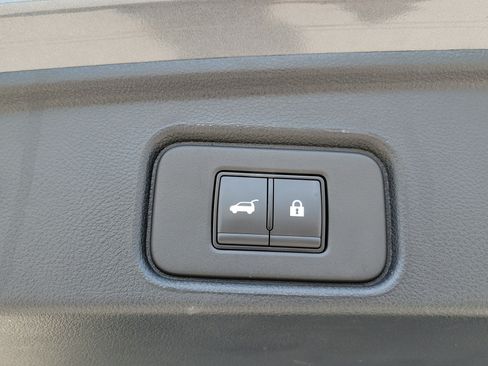 Used 2025 Nissan Pathfinder SL FWD image 17
