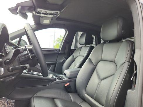 New 2025 Porsche Macan image 5