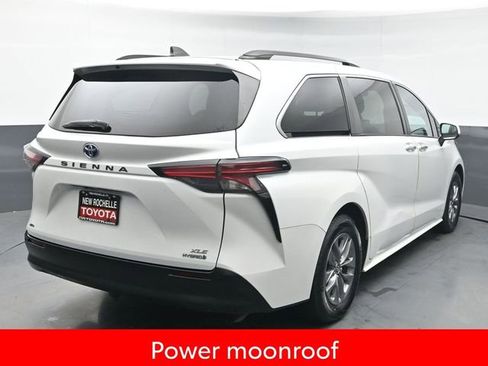 Used 2022 Toyota Sienna XLE image 7