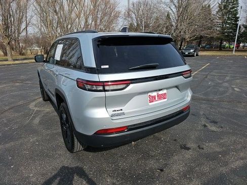 Used 2025 Jeep Grand Cherokee Altitude image 3