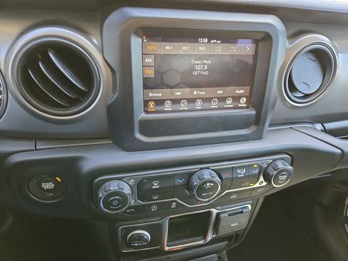 Used 2023 Jeep Gladiator Sport image 21