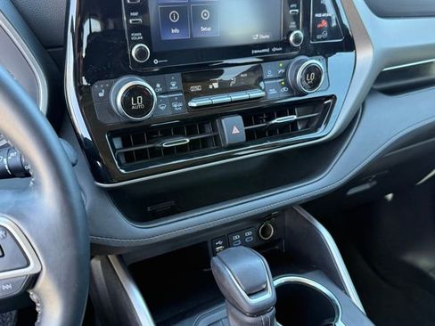 Used 2022 Toyota Highlander XLE image 21