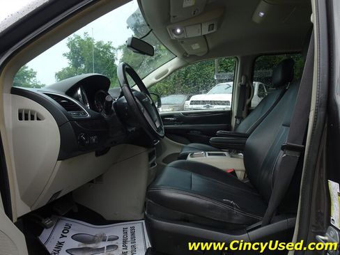 Used 2016 Chrysler Town & Country Touring FWD image 11