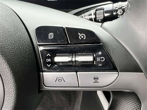 Used 2023 Hyundai Elantra Limited image 22