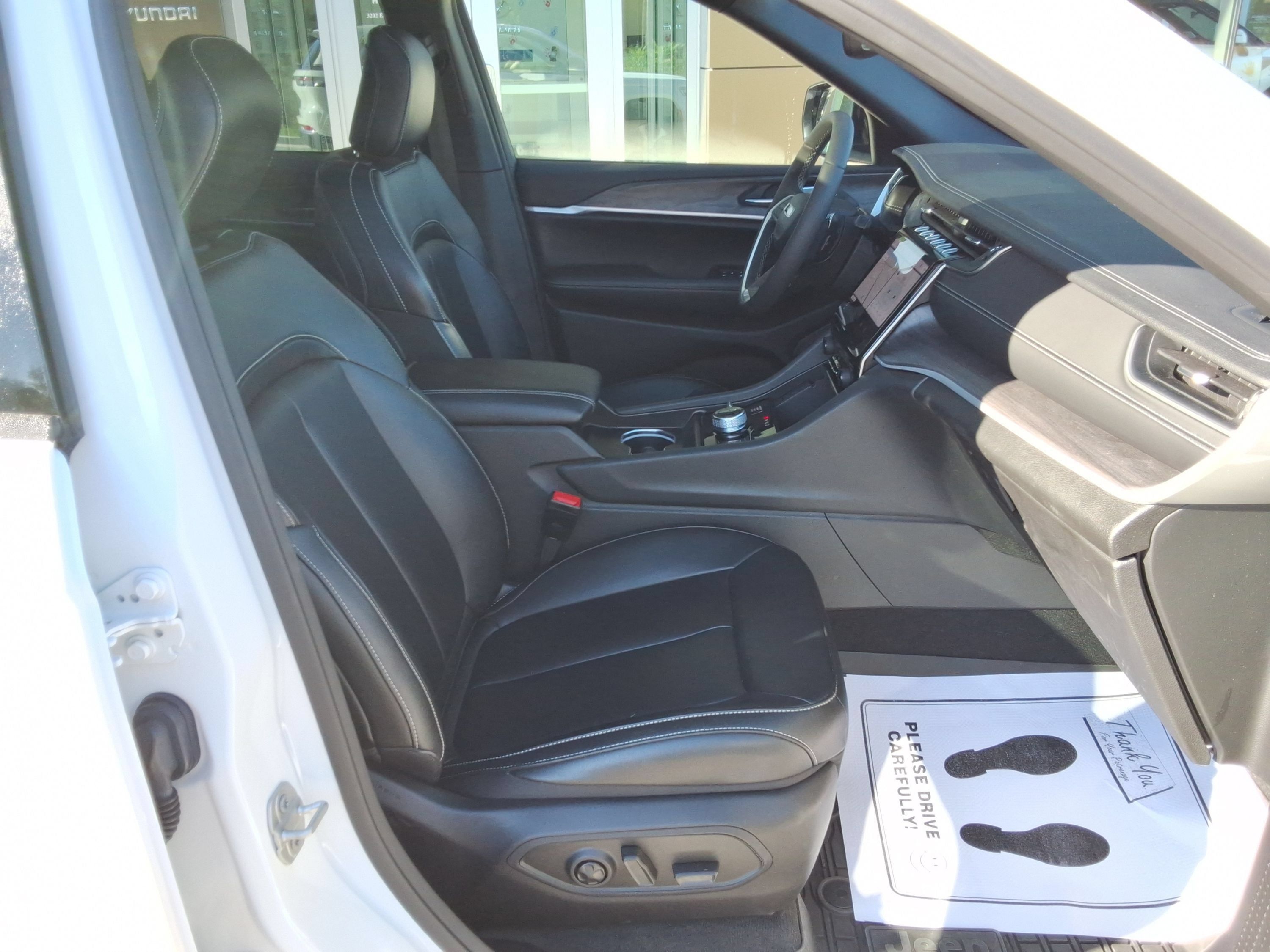 Used 2024 Jeep Grand Cherokee Limited AWD/4WD image 34