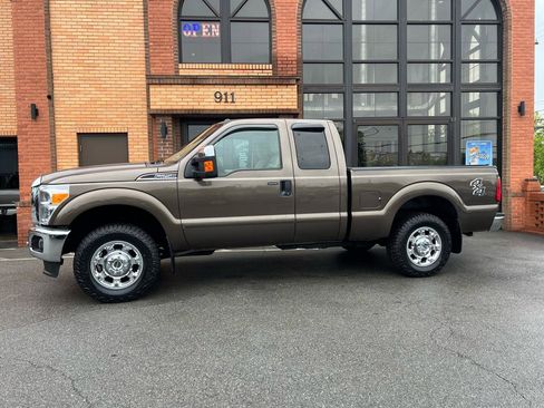 Used 2016 Ford F250 XLT w/ XLT Premium Package AWD/4WD image 4