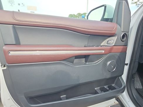 Used 2022 Ford Expedition Limited image 7
