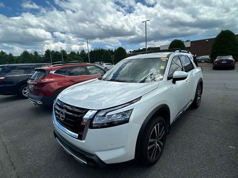Used 2024 Nissan Pathfinder Platinum w/ Cargo Package AWD/4WD image 3