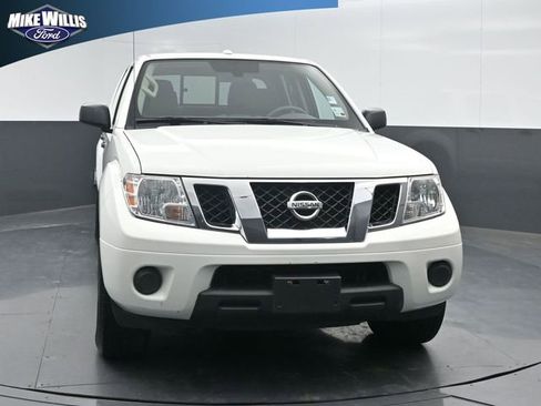 Used 2018 Nissan Frontier SV image 2
