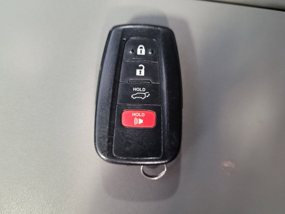 Used 2020 Toyota Highlander LE FWD image 32
