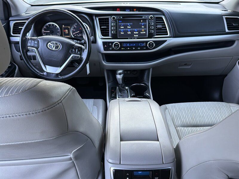 Used 2018 Toyota Highlander Plus FWD image 10