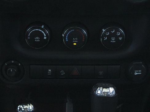 Used 2015 Jeep Wrangler Unlimited Rubicon AWD/4WD image 19