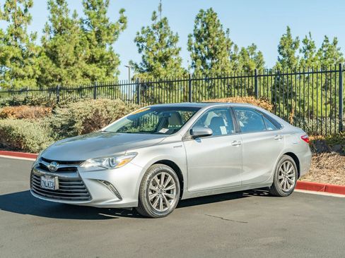 Used 2016 Toyota Camry XLE w/ Moonroof Package FWD image 3