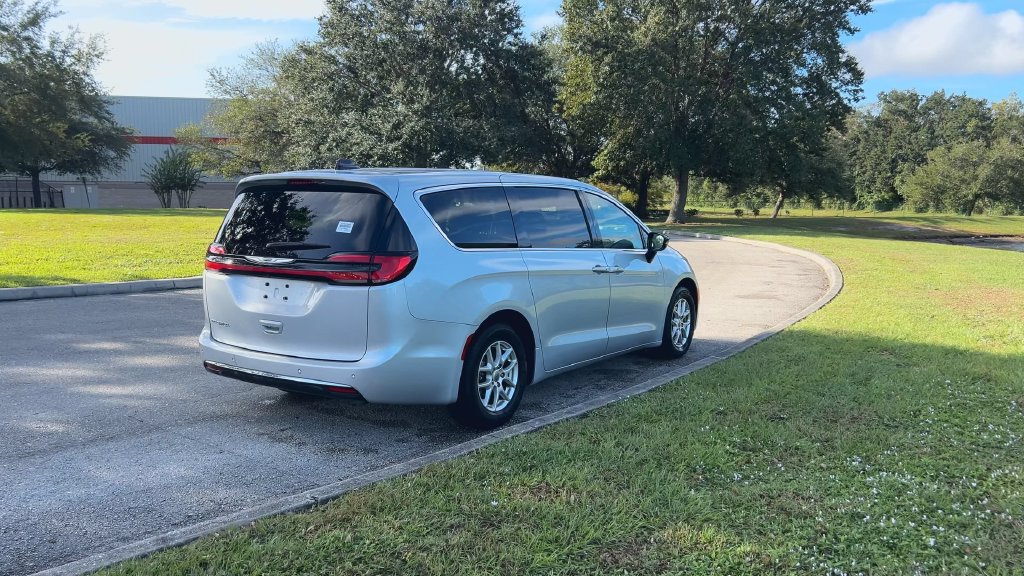 Used 2024 Chrysler Pacifica Touring-L FWD image 8