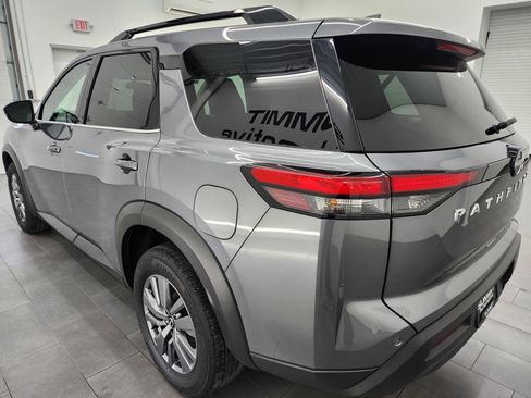 Used 2025 Nissan Pathfinder SV image 6