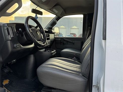 Used 2018 Chevrolet Express 2500 Extended image 12