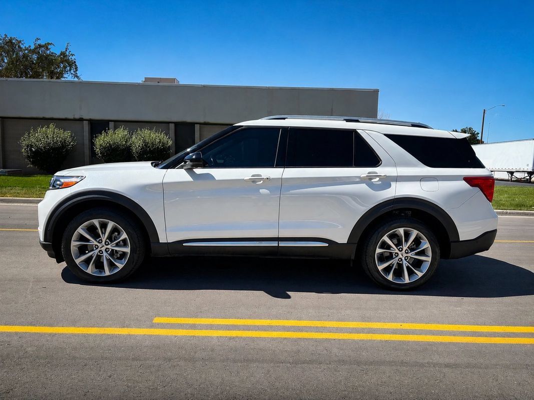 Used 2021 Ford Explorer Platinum w/ Equipment Group 601A AWD/4WD image 2