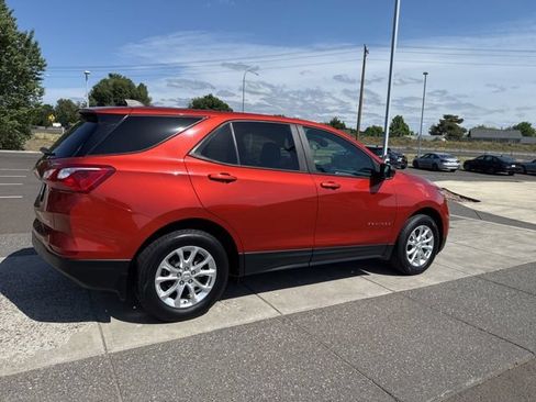 Used 2020 Chevrolet Equinox LS w/ LS Convenience Package AWD/4WD image 4