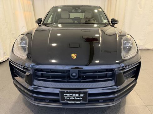 Certified 2023 Porsche Macan image 6