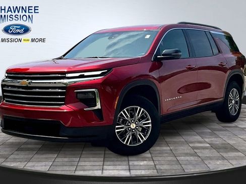 Used 2025 Chevrolet Traverse LT FWD image 1