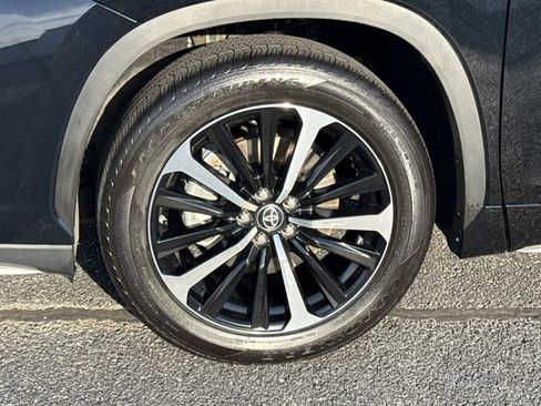 Used 2022 Toyota Highlander XSE FWD image 18