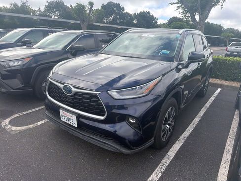 Used 2021 Toyota Highlander XLE FWD image 3