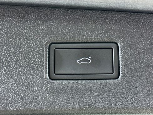 Used 2024 Volkswagen Tiguan SE image 30