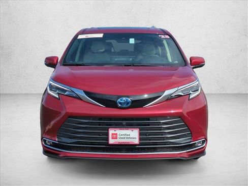Used 2025 Toyota Sienna Platinum image 2