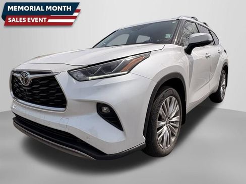 Used 2023 Toyota Highlander Platinum AWD/4WD image 1