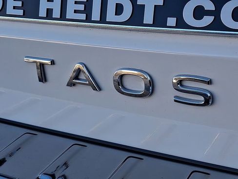 Certified 2025 Volkswagen Taos SE w/ Panoramic Sunroof Package image 31