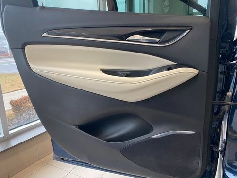 Used 2024 Buick Enclave Essence image 9