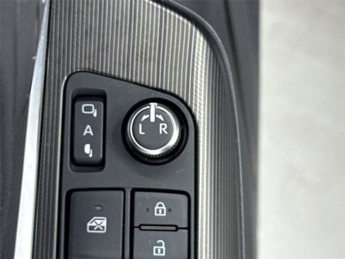 Used 2021 Toyota Venza XLE w/ Softex Package AWD/4WD image 15