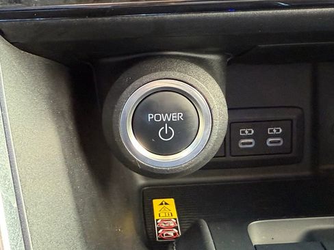 Used 2024 Toyota Venza LE image 12