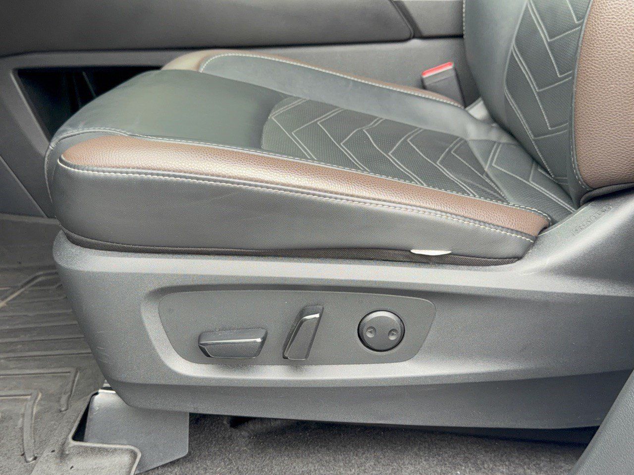 Used 2024 Nissan Pathfinder Platinum FWD image 16