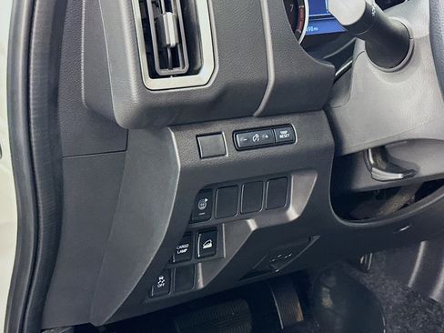 Used 2025 Nissan Frontier SV AWD/4WD image 17