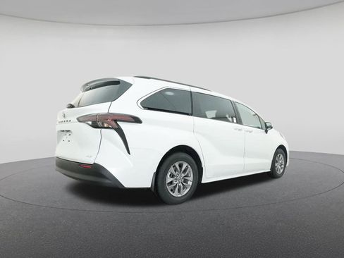 New 2026 Toyota Sienna XLE image 25