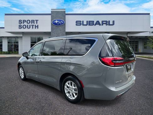 Used 2023 Chrysler Pacifica Touring-L FWD image 5