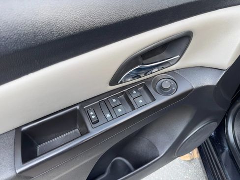 Used 2015 Chevrolet Cruze LS FWD image 11