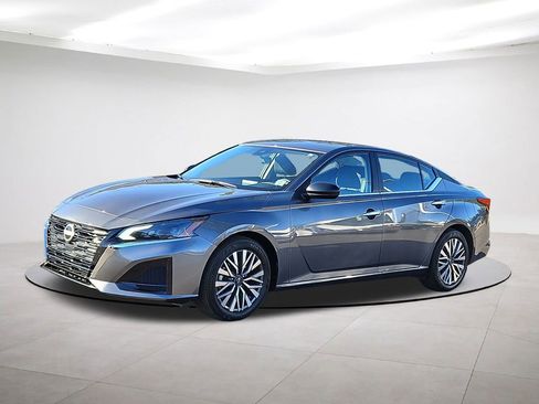 Used 2025 Nissan Altima 2.5 SV image 3