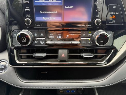 Used 2022 Toyota Highlander XLE AWD/4WD image 22
