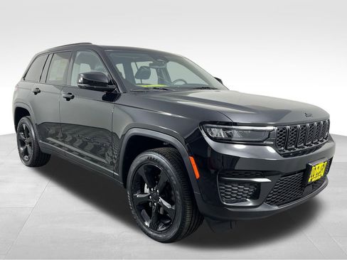 Used 2023 Jeep Grand Cherokee Altitude AWD/4WD image 3