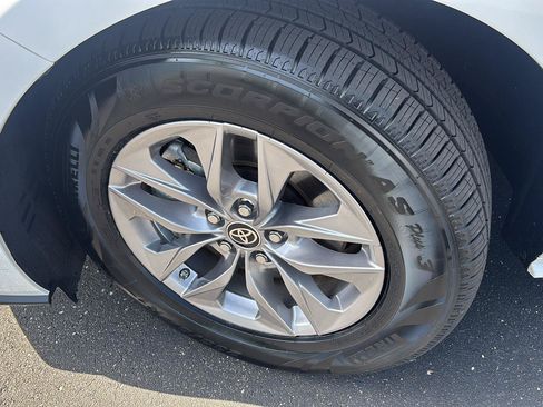 Used 2023 Toyota Sienna LE AWD/4WD image 4