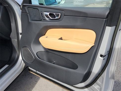 Used 2023 Volvo XC60 B5 Ultimate image 17